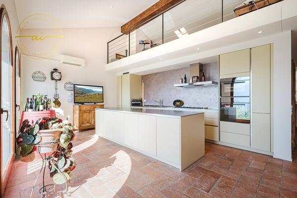 PRESTIGIOSO EDIFICIO STORICO CON TRE UNITÀ ABITATIVE INDIPENDENTI NEL CUORE DI VICO MORCOTE 10