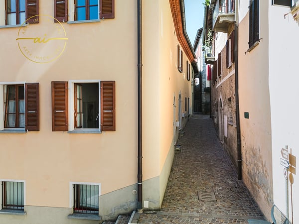 PRESTIGIOSO EDIFICIO STORICO CON TRE UNITÀ ABITATIVE INDIPENDENTI NEL CUORE DI VICO MORCOTE 31