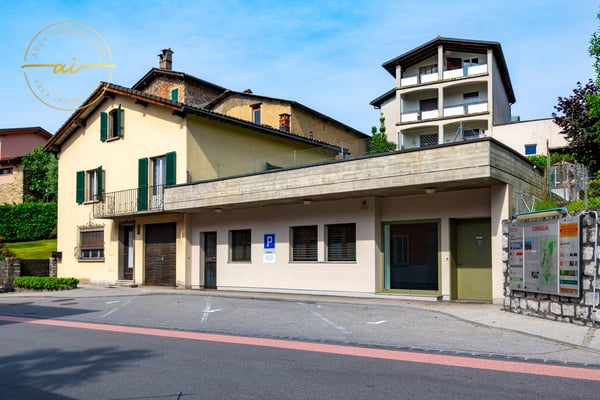 Casa unifamiliare con locale commerciale annesso 1