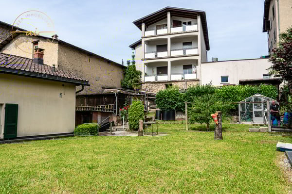 Casa unifamiliare con locale commerciale annesso 3