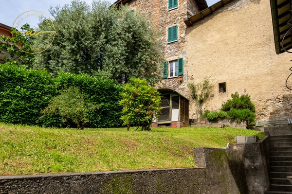 Casa unifamiliare con locale commerciale annesso 15