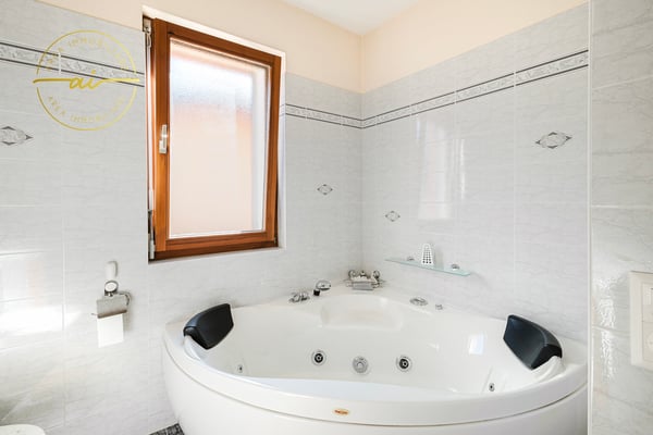 SPLENDIDA CASA CON GIARDINO A DUE PASSI DAL LAGO DI RIVA SAN VITALE 6