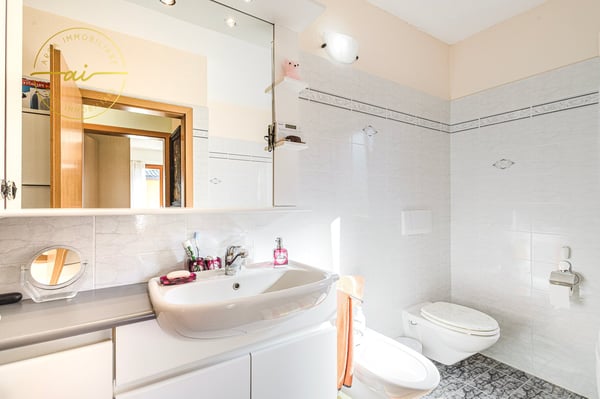 SPLENDIDA CASA CON GIARDINO A DUE PASSI DAL LAGO DI RIVA SAN VITALE 5