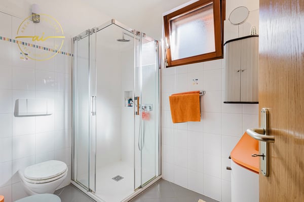 SPLENDIDA CASA CON GIARDINO A DUE PASSI DAL LAGO DI RIVA SAN VITALE 19