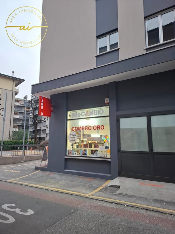 LOCALE COMMERCIALE CON VETRINA A CHIASSO 2