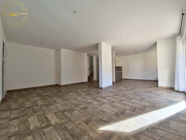 SPLENDIDA CASA DI TESTA CON GIARDINO PRIVATO A CRESCIANO 4