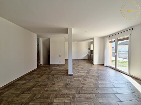 SPLENDIDA CASA DI TESTA CON GIARDINO PRIVATO A CRESCIANO 3