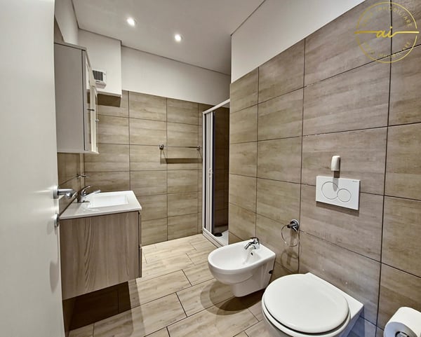 SPLENDIDA CASA DI TESTA CON GIARDINO PRIVATO A CRESCIANO 15