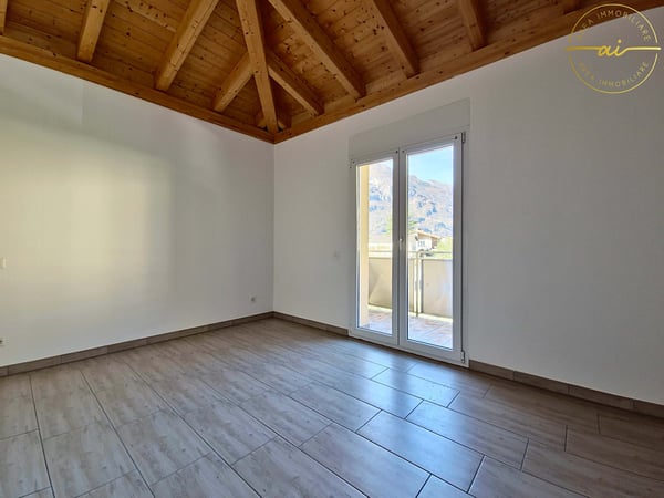 SPLENDIDA CASA DI TESTA CON GIARDINO PRIVATO A CRESCIANO 10