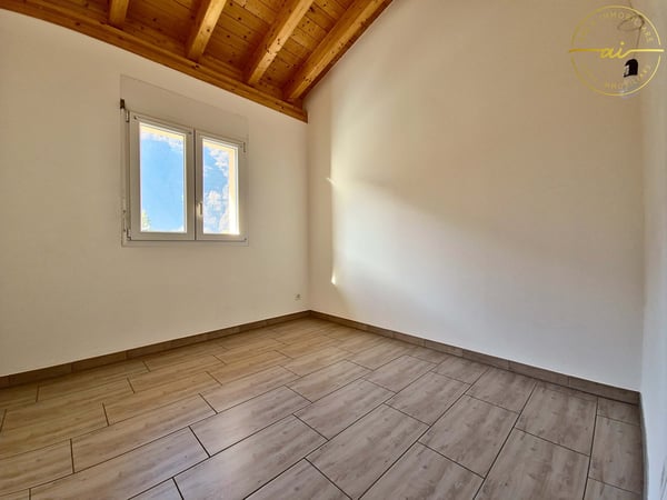 SPLENDIDA CASA DI TESTA CON GIARDINO PRIVATO A CRESCIANO 13