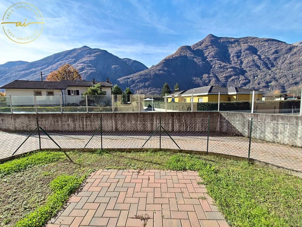 SPLENDIDA CASA DI TESTA CON GIARDINO PRIVATO A CRESCIANO 2