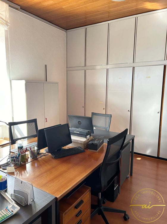 ELEGANTI UFFICI ARREDATI CON POSTEGGI INCLUSI A MENDRISIO 4