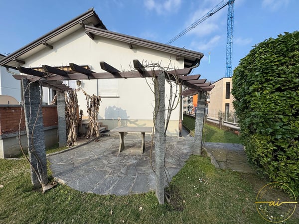 AMPIA VILLA DI 8 LOCALI CON GIARDINO PR…