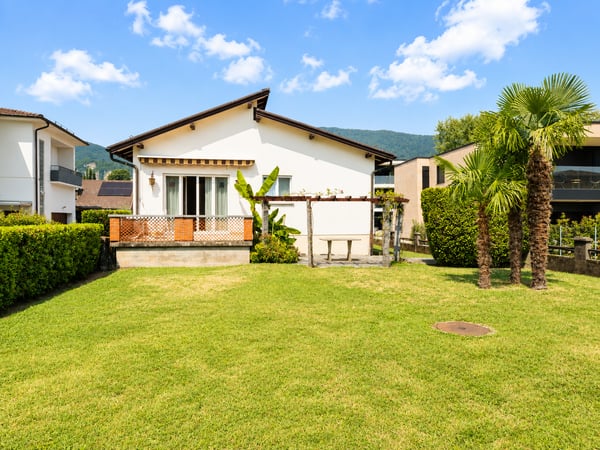 AMPIA VILLA DI 8 LOCALI CON GIARDINO PRIVATO A COLDRERIO 1