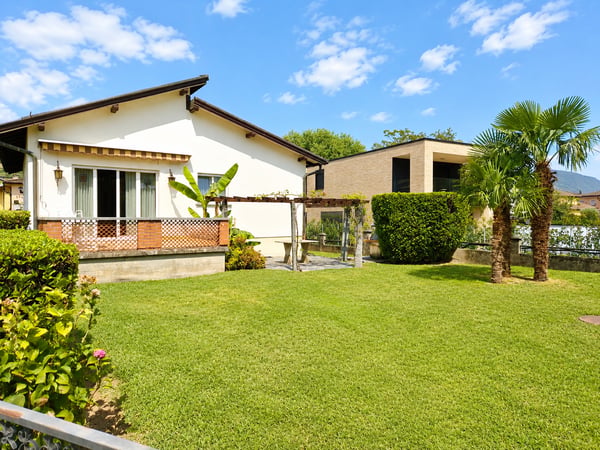 AMPIA VILLA DI 8 LOCALI CON GIARDINO PRIVATO A COLDRERIO 2