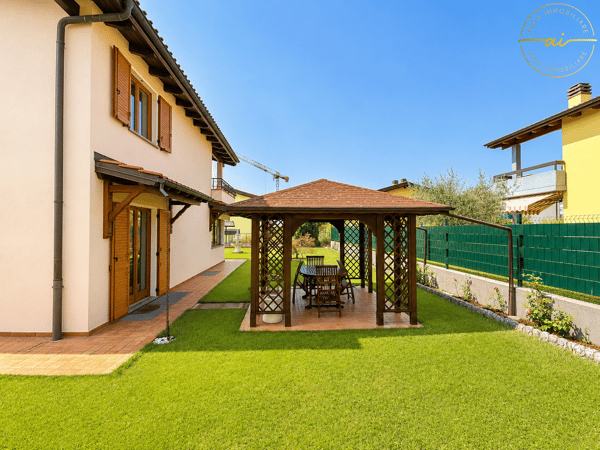 AMPIA CASA DI 5.5 LOCALI CON GIARDINO IN ZONA VERDE A STABIO 22