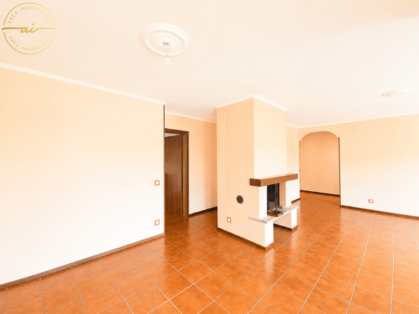 AMPIA CASA DI 5.5 LOCALI CON GIARDINO IN ZONA VERDE A STABIO 5