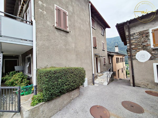 Casa plurifamiliare storica con 3 appartamenti a Rivera 6