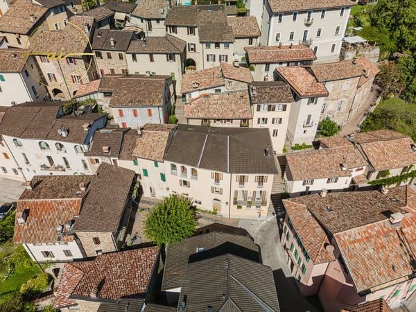 PRESTIGIOSO EDIFICIO STORICO CON TRE UNITÀ ABITATIVE INDIPENDENTI NEL CUORE DI VICO MORCOTE 30
