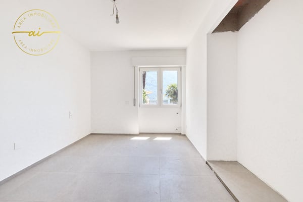 ELEGANTE VILLA INDIPENDENTE CON VISTA LAGO A ROVIO 18