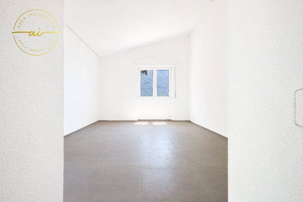 ELEGANTE VILLA INDIPENDENTE CON VISTA LAGO A ROVIO 12