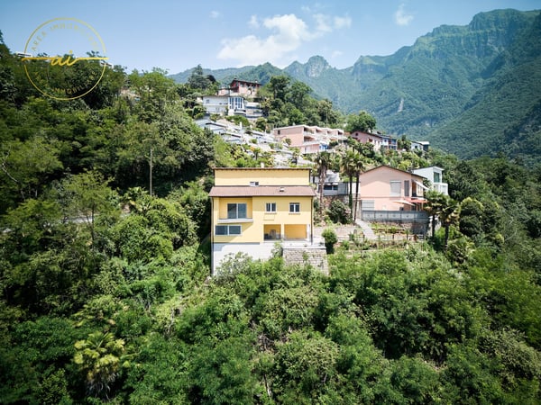 ELEGANTE VILLA INDIPENDENTE CON VISTA LAGO A ROVIO 24