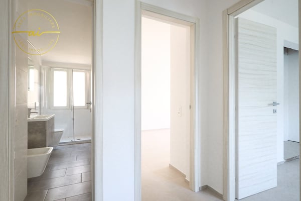 ELEGANTE VILLA INDIPENDENTE CON VISTA LAGO A ROVIO 16