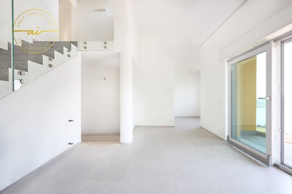 ELEGANTE VILLA INDIPENDENTE CON VISTA LAGO A ROVIO 6