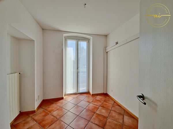 APPARTAMENTO DI 4 LOCALI CON AMPIA TERRAZZA COPERTA A MENDRISIO A REDDITO 13