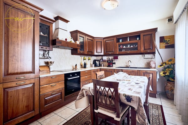 SPAZIOSA CASA CON 3 UNITÀ ABITATIVE E GIARDINO DI 400 MQ 24