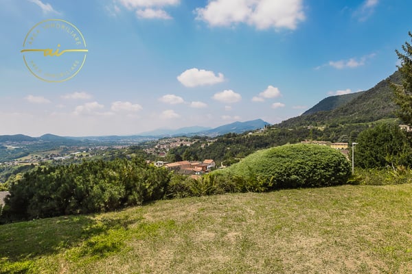 PRESTIGIOSA VILLA BIFAMILIARE CON PISCINA E AMPI SPAZI – OPPORTUNITÀ UNICA 24