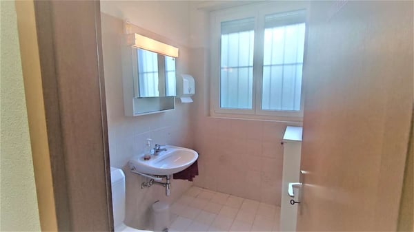 Massagno, SPLENDIDO UFFICIO 1.5 ANCHE ARREDATO 11