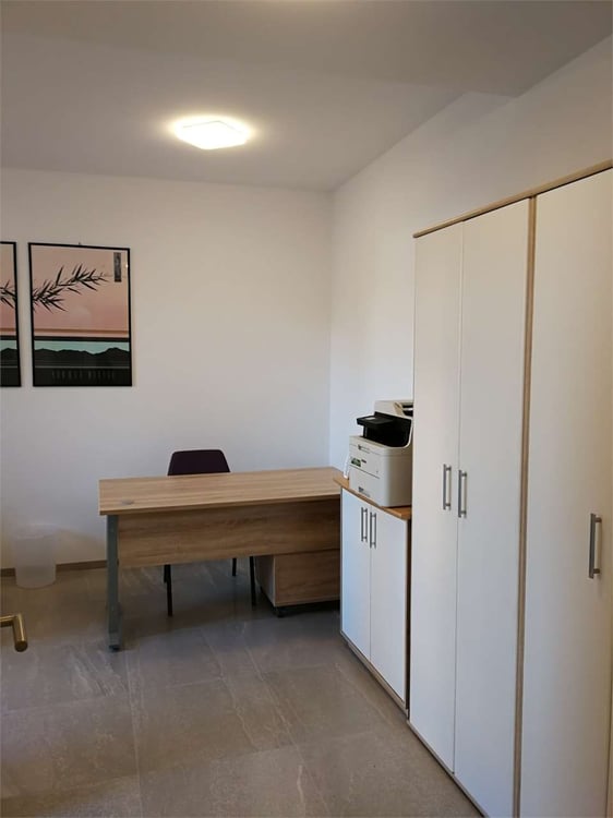 UFFICIO MOLTO CONVENIENTE: a Giubiasco in Piazza Grande, Arredato e Si 3