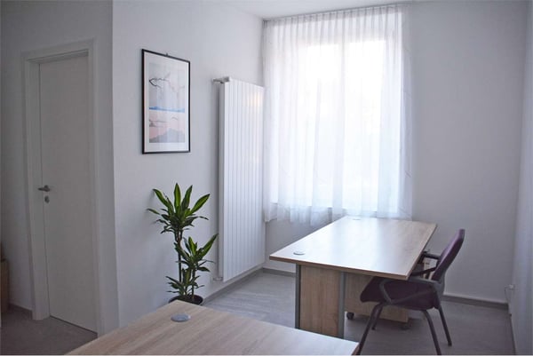 UFFICIO MOLTO CONVENIENTE: a Giubiasco in Piazza Grande, Arredato e Si 2