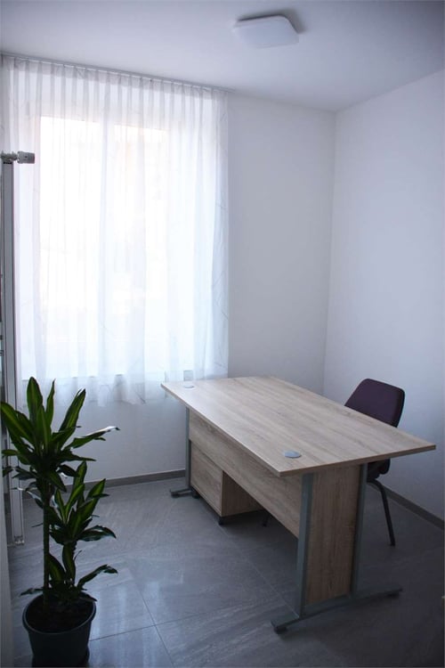 UFFICIO MOLTO CONVENIENTE: a Giubiasco in Piazza Grande, Arredato e Si 4