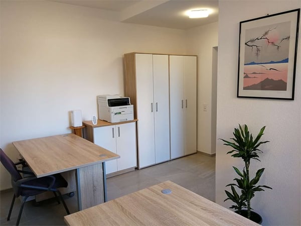 UFFICIO MOLTO CONVENIENTE: a Giubiasco in Piazza Grande, Arredato e Si 1