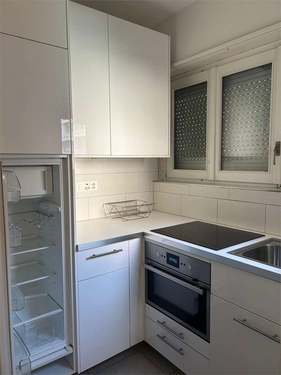 Monolocale Moderno con Balcone e Vista Aperta nel Pieno Centro di Luga 3