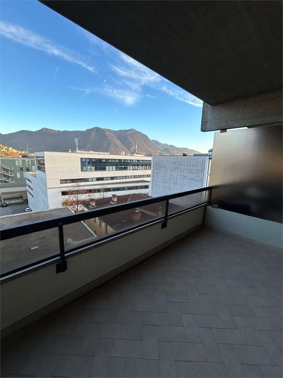 Luminoso 1.5 Locali Ristrutturato al 4 Piano nel Cuore di Lugano 1