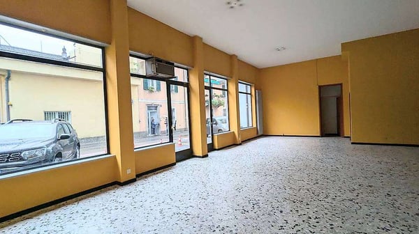 Chiasso,  1.5 con posti auto, loc..commerciale 3