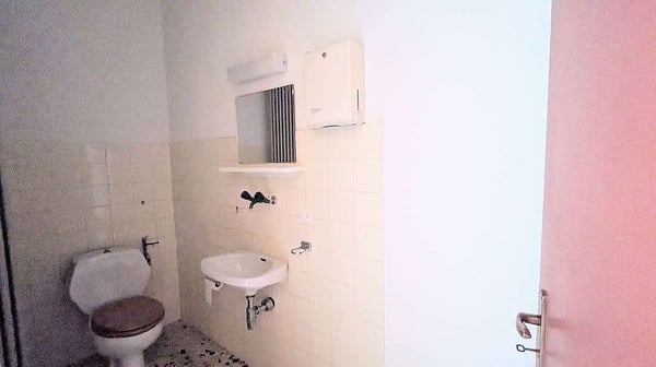 Chiasso,  1.5 con posti auto, loc..commerciale 6