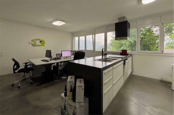 Ufficio luminoso e arredato in zona strategica 13