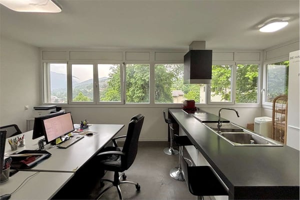 Ufficio luminoso e arredato in zona strategica 12