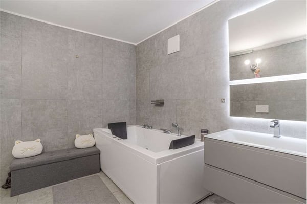Triplex con parziale vista lago e giardino privato. 12