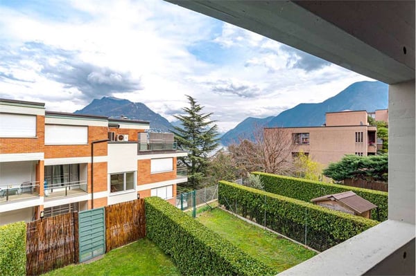 Triplex con parziale vista lago e giardino privato. 7