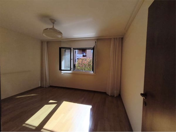 Caslano - Ampio 3.5 Locali al Piano Terra con Giardino - A due passi d 6