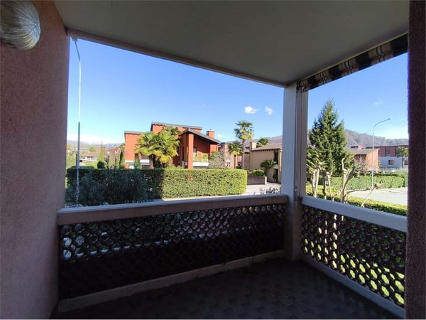 Caslano - Ampio 3.5 Locali al Piano Terra con Giardino - A due passi d 8