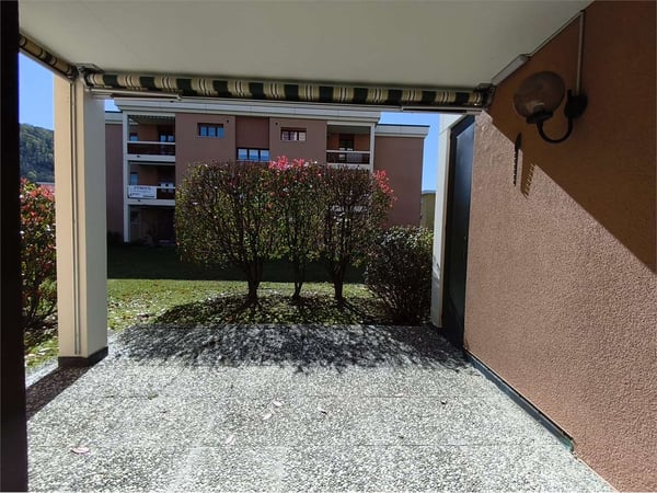 Caslano - Ampio 3.5 Locali al Piano Terra con Giardino - A due passi d 10