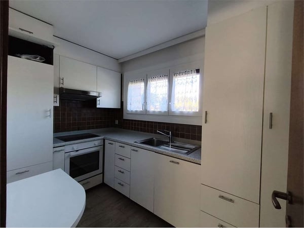 Caslano - Ampio 3.5 Locali al Piano Terra con Giardino - A due passi d 11