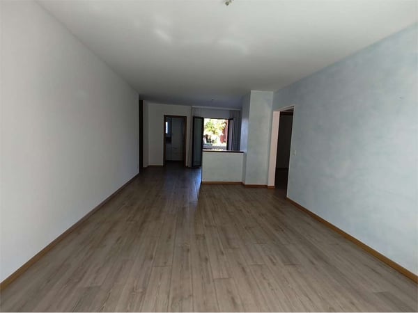Caslano - Ampio 3.5 Locali al Piano Terra con Giardino - A due passi d 9