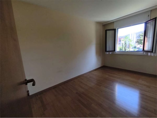 Caslano - Ampio 3.5 Locali al Piano Terra con Giardino - A due passi d 4